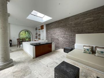 Residencia con alberca y vista al campo de tiro en Metepec