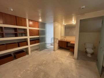 Residencia con alberca y vista al campo de tiro en Metepec