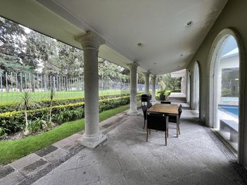 Residencia con alberca y vista al campo de tiro en Metepec