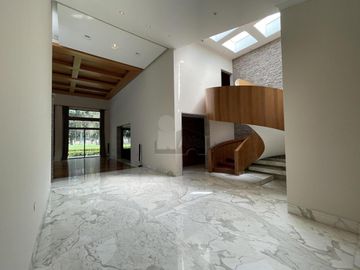 Residencia con alberca y vista al campo de tiro en Metepec