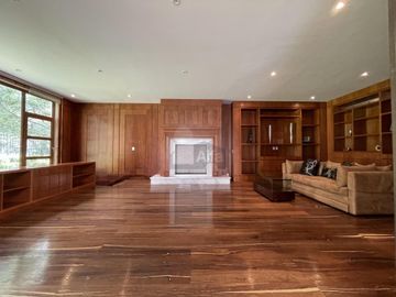 Residencia con alberca y vista al campo de tiro en Metepec