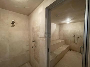 Residencia con alberca y vista al campo de tiro en Metepec