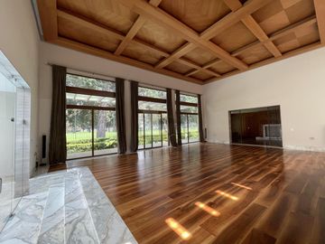 Residencia con alberca y vista al campo de tiro en Metepec