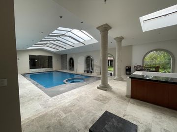 Residencia con alberca y vista al campo de tiro en Metepec