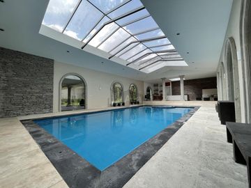 Residencia con alberca y vista al campo de tiro en Metepec