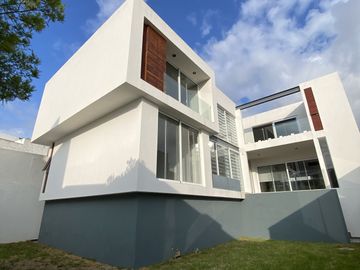 CASA EN LOMA DE GOLF CON HABITACION EN PLANTA BAJA