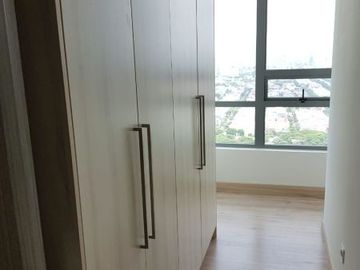 Apartemen ST Moritz Tipe SkyLoft 2 Lantai Semi Furnished