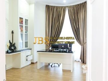 TURUN HARGA! Dijual Villa Siap Huni Lux Furnish Komplek Taman Polonia 5