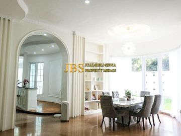 TURUN HARGA! Dijual Villa Siap Huni Lux Furnish Komplek Taman Polonia 5