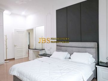 TURUN HARGA! Dijual Villa Siap Huni Lux Furnish Komplek Taman Polonia 5