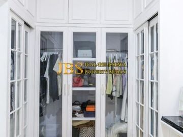 TURUN HARGA! Dijual Villa Siap Huni Lux Furnish Komplek Taman Polonia 5