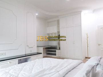 TURUN HARGA! Dijual Villa Siap Huni Lux Furnish Komplek Taman Polonia 5