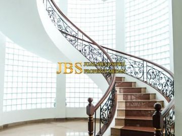 TURUN HARGA! Dijual Villa Siap Huni Lux Furnish Komplek Taman Polonia 5