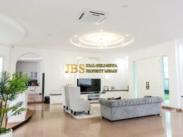 TURUN HARGA! Dijual Villa Siap Huni Lux Furnish Komplek Taman Polonia 5