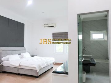 TURUN HARGA! Dijual Villa Siap Huni Lux Furnish Komplek Taman Polonia 5