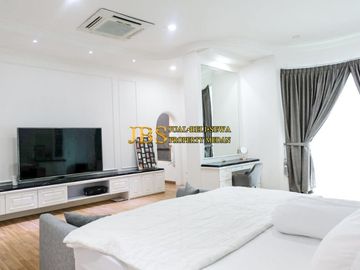 TURUN HARGA! Dijual Villa Siap Huni Lux Furnish Komplek Taman Polonia 5