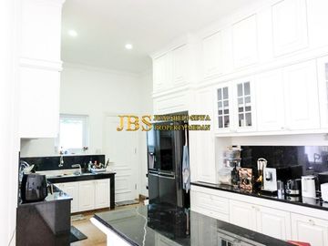 TURUN HARGA! Dijual Villa Siap Huni Lux Furnish Komplek Taman Polonia 5