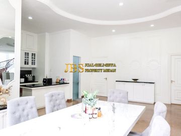 TURUN HARGA! Dijual Villa Siap Huni Lux Furnish Komplek Taman Polonia 5