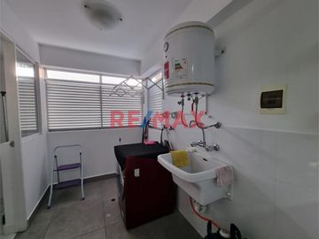Vendo moderno departamento sin AMOBLAR en el centro de Miraflores 

Edificio inteligente con excelente ubicación, en el centro de Miraflores, a 03 c