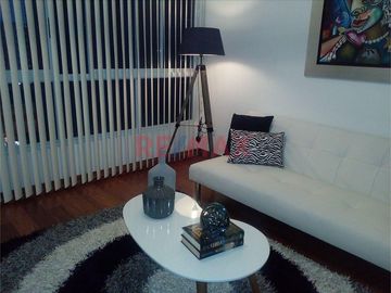 Vendo moderno departamento sin AMOBLAR en el centro de Miraflores 

Edificio inteligente con excelente ubicación, en el centro de Miraflores, a 03 c