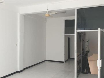Ruko Klampis Megah jejer 2 Hadap utara, Strategis