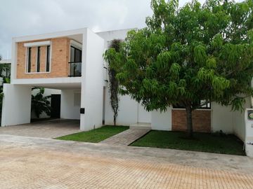 VENTA RESIDENCIA EN PRIVADA PORTO ALEGRE DE 4 RECAMARAS, CERCA PLAZA LA ISLA, MERIDA, YUCATAN