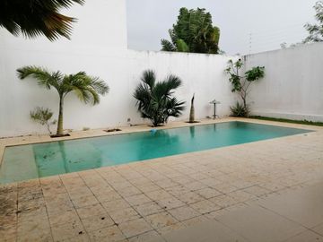 VENTA RESIDENCIA EN PRIVADA PORTO ALEGRE DE 4 RECAMARAS, CERCA PLAZA LA ISLA, MERIDA, YUCATAN