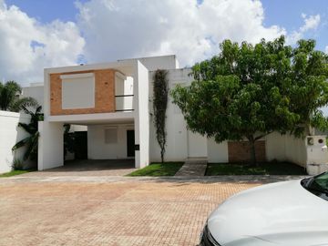 VENTA RESIDENCIA EN PRIVADA PORTO ALEGRE DE 4 RECAMARAS, CERCA PLAZA LA ISLA, MERIDA, YUCATAN