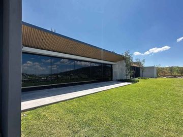 CASA RESIDENCIAL EN VENTA EN EL CLUB Y DENTRO DEL CAMPO DE GOLF TRES MARIAS