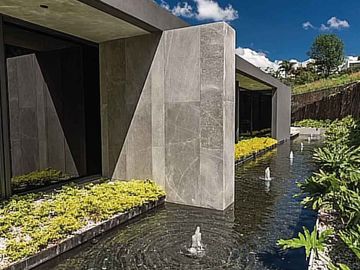 CASA RESIDENCIAL EN VENTA EN EL CLUB Y DENTRO DEL CAMPO DE GOLF TRES MARIAS