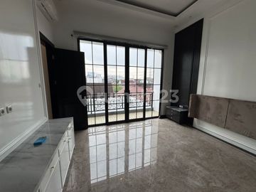 Turun Harga!!! Dijual Rumah Full Furnish Nyaman Lokasi Lokasi Strategis di Jl Janur Hijau I Gading Serpong