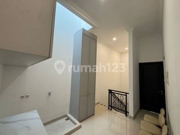 Turun Harga!!! Dijual Rumah Full Furnish Nyaman Lokasi Lokasi Strategis di Jl Janur Hijau I Gading Serpong