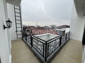 Turun Harga!!! Dijual Rumah Full Furnish Nyaman Lokasi Lokasi Strategis di Jl Janur Hijau I Gading Serpong