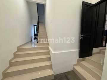 Turun Harga!!! Dijual Rumah Full Furnish Nyaman Lokasi Lokasi Strategis di Jl Janur Hijau I Gading Serpong