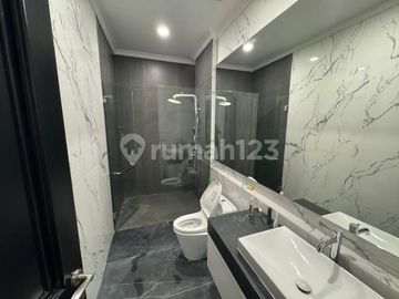 Turun Harga!!! Dijual Rumah Full Furnish Nyaman Lokasi Lokasi Strategis di Jl Janur Hijau I Gading Serpong