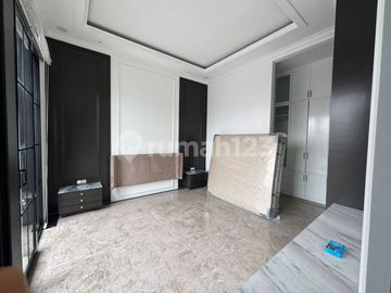 Turun Harga!!! Dijual Rumah Full Furnish Nyaman Lokasi Lokasi Strategis di Jl Janur Hijau I Gading Serpong
