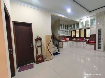 RUMAH LUX MEWAH DENGAN KOLAM RENANG PRIBADI DI UTARA AMPLAZ