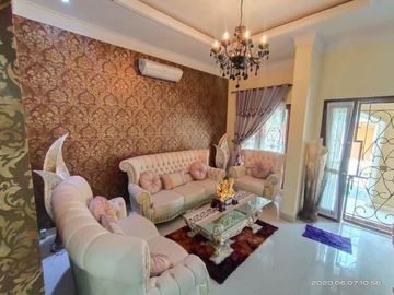 RUMAH LUX MEWAH DENGAN KOLAM RENANG PRIBADI DI UTARA AMPLAZ