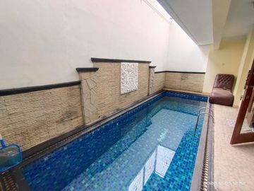 RUMAH LUX MEWAH DENGAN KOLAM RENANG PRIBADI DI UTARA AMPLAZ