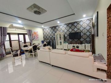 RUMAH LUX MEWAH DENGAN KOLAM RENANG PRIBADI DI UTARA AMPLAZ