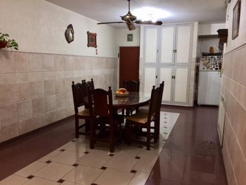 MUY BUEN DEPARTAMENTO SEMIPISO DE 4 AMBIENTES CON DEPENDENCIA DE SERVICIO, BALCÓN Y COCHERA