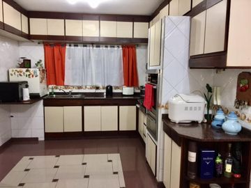 MUY BUEN DEPARTAMENTO SEMIPISO DE 4 AMBIENTES CON DEPENDENCIA DE SERVICIO, BALCÓN Y COCHERA