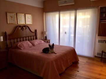 MUY BUEN DEPARTAMENTO SEMIPISO DE 4 AMBIENTES CON DEPENDENCIA DE SERVICIO, BALCÓN Y COCHERA