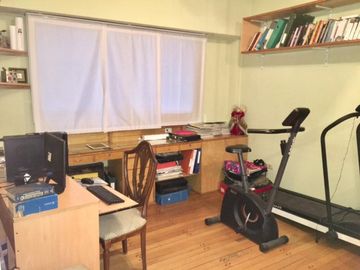 MUY BUEN DEPARTAMENTO SEMIPISO DE 4 AMBIENTES CON DEPENDENCIA DE SERVICIO, BALCÓN Y COCHERA