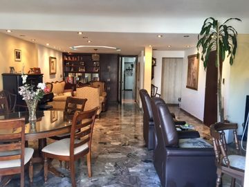 MUY BUEN DEPARTAMENTO SEMIPISO DE 4 AMBIENTES CON DEPENDENCIA DE SERVICIO, BALCÓN Y COCHERA