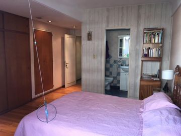 MUY BUEN DEPARTAMENTO SEMIPISO DE 4 AMBIENTES CON DEPENDENCIA DE SERVICIO, BALCÓN Y COCHERA