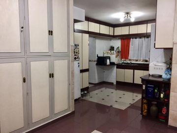 MUY BUEN DEPARTAMENTO SEMIPISO DE 4 AMBIENTES CON DEPENDENCIA DE SERVICIO, BALCÓN Y COCHERA