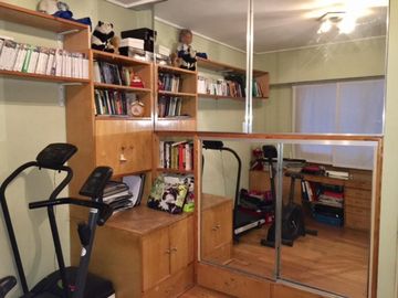 MUY BUEN DEPARTAMENTO SEMIPISO DE 4 AMBIENTES CON DEPENDENCIA DE SERVICIO, BALCÓN Y COCHERA