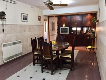 MUY BUEN DEPARTAMENTO SEMIPISO DE 4 AMBIENTES CON DEPENDENCIA DE SERVICIO, BALCÓN Y COCHERA