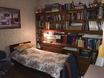 MUY BUEN DEPARTAMENTO SEMIPISO DE 4 AMBIENTES CON DEPENDENCIA DE SERVICIO, BALCÓN Y COCHERA